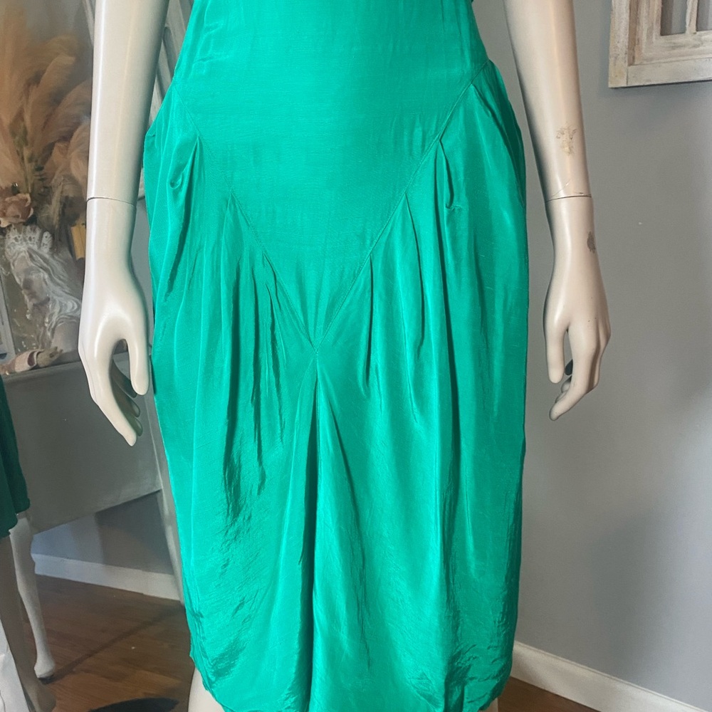 Iconic 80s vintage with asymmetric details and open back jade green - Picture 8 of 10